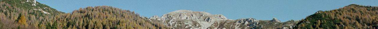 In der Mitte der felsige Malborghetter Mittagskofel (2087m) von S�den. 