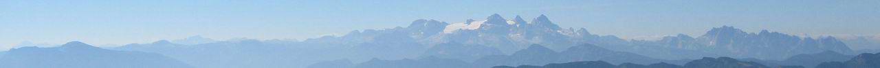 Blick vom Gipfel nach S�den zum Dachstein (2996m).