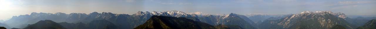 Blick vom Gipfel auf Totes Gebirge und H�llengebirge (rechts).