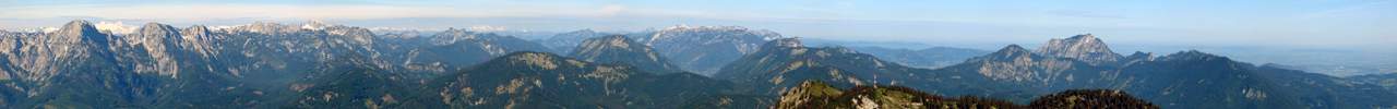 Aussicht vom Gipfel auf westl. Totes Gebirge, Salzkammergut und Traunstein. 