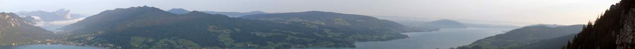 Morgendlicher Blick vom Gipfel auf den Attersee und den Mondsee mit Drachenwand (links).