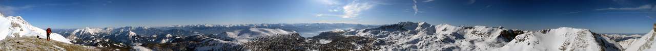 Blick vom Gipfel auf die umliegenden Berge des Toten Gebirges.