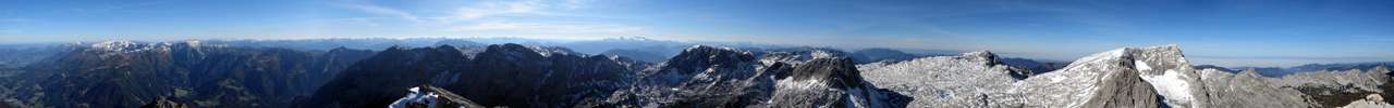 Blick vom Gipfel auf die umliegenden Berge des Toten Gebirges.