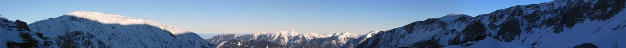 Bei der Abfahrt sieht man links Wildalmleiten, mittig das Sengsengebirge und rechts den Lagelsberg.