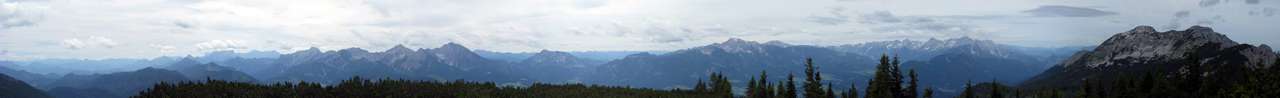 Panorama vom Gipfel des Mayrwipfls. 