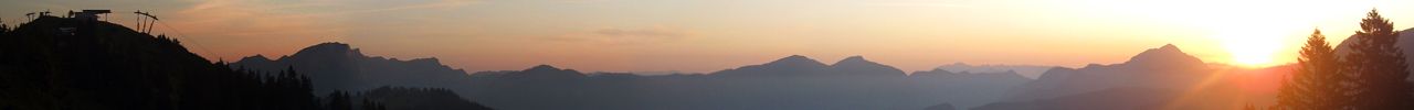 Sonnenaufgang �ber dem Gosauer Becken. In der Mitte der Hochkalmberg und rechts der Plassen. 