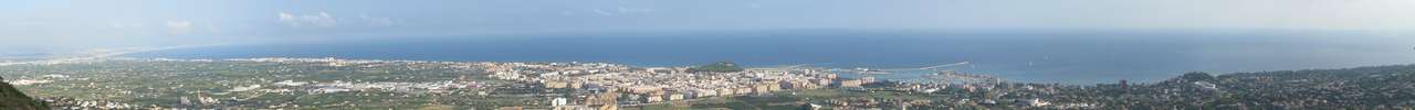 Blick auf die Stadt D�nia beim Abstieg.