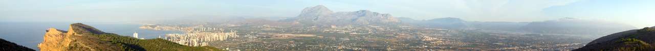 Morgenstimmung �ber Benidorm, in der Mitte der Puig Campana und rechts hinten die Serra die B�rnia.