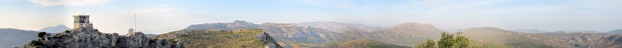 Links der Gipfel des Cocoll, in der MItte Sierra de Serrella und dahinter Aitana.