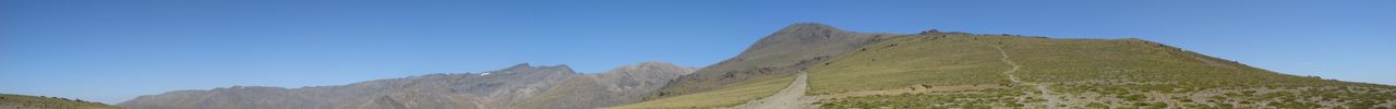 Links sieht man den Pico del Veleta und in der Mitte den Mulhac�n, die zwei h�chsten Gipfel der Sierra Nevada.