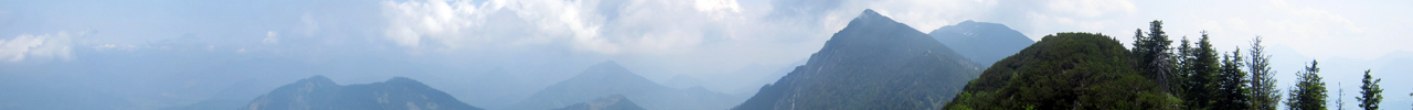 Vom Gipfel: Links Gro�er Spitzberg (1396m), Kleiner Spitzberg (1366m), Mitte Schwarzkogel (1300m) und dahinter Ramsauer Gr��tenberg (1458m), rechts Schillereck (1748m) und dahinter rechts der Hochsengs (1838m). Rechts im Vordergrund ein Vorgipfel des Sperings.