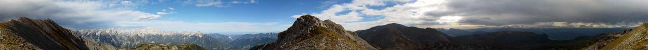 360� Blick aus der Elmscharte: Links und rechts der Grat zum Schrocken und in der Mitte der Grat zum Pyhrner Kampl. Linke Bildh�lfte Stoderkamm, rechts Warscheneck und Angerkogel.