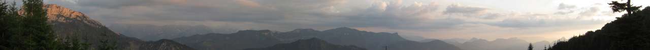 Blick nach Sden auf den Kasbergstock (Mitte). Links kann man die Falkenmauer sehen und ganz rechts den spitzen Hochkogel.