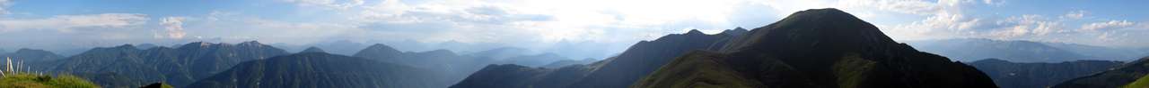 Blick vom Kopasnock zur Eckwand - direkt links davor der Goltsch. Links berge der Gailtaleralpen.