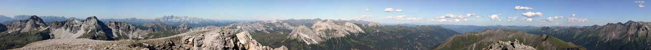 Blick vom Gipfel nach Nord-Ost. Lfaulkogel, Mosermandl, Dachstein, Totes Gebirge und Niedere Tauern sind zu sehen.