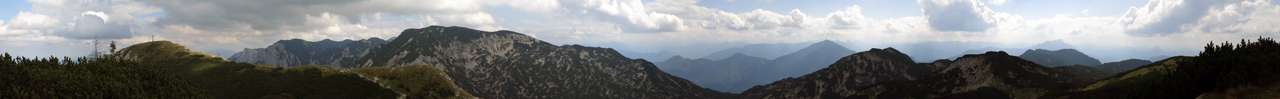 Blick vom Gipfel, v.l: Brunnkogel, Alberfeldkogel, Gr�nalmkogel, Leonsberg, Sulzkogel, Jagerk�pfl, Schafberg.