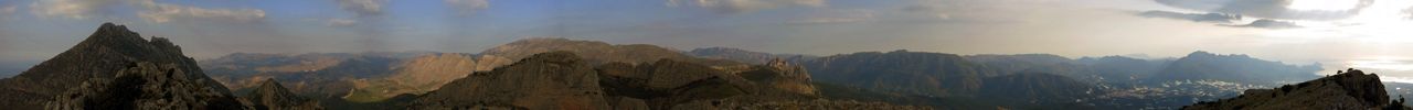 Links der Puig Campana, In der mItte im Vordergrund (Schatten), der Sanxet und dahinter (Sonne) die Aitana. Weiter rechts Aixorta und Bernia und die Costa Blanca.