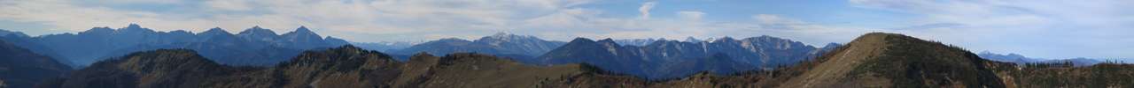 Blick vom Gipfel auf die Haller Mauern (links) und das Tote Gebirge sowie Sengsengebirge. Im Vordergrund der D�rrensteigkamm mit dem Almkogel ganz rechts.