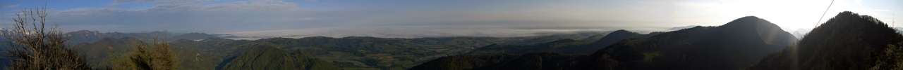 Gipfelblick vom D�rren Eck auf das O�-Alpenvorland, ganz rechts sieht man Hochbuchberg und Gaisberg.